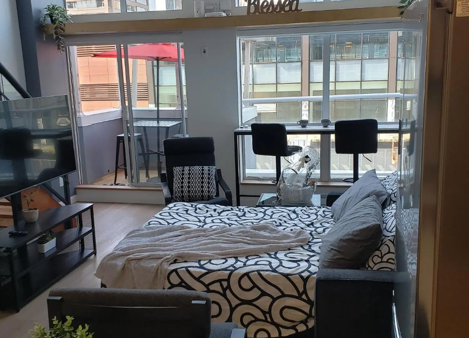 Elegant Unique Downtown Vancouver Loft, Comfort & Convenience Combined