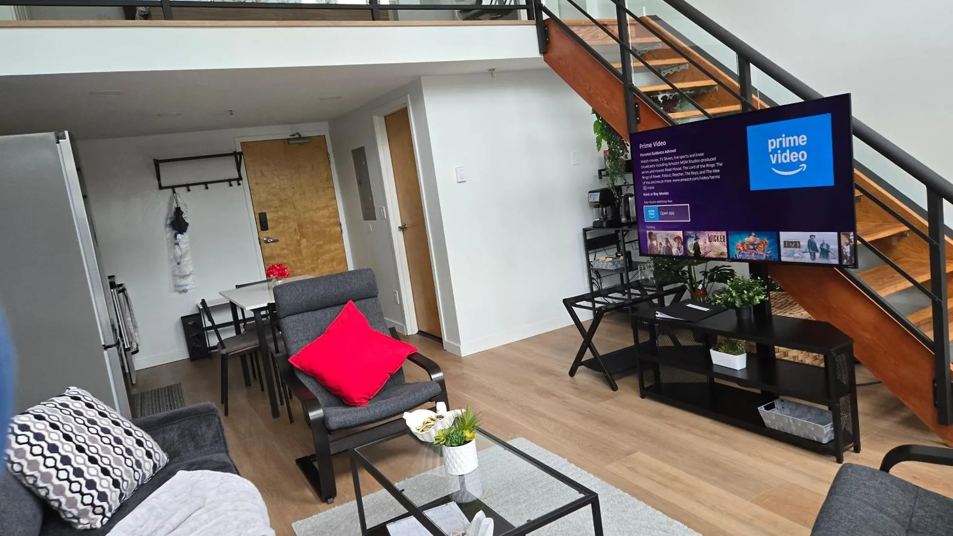 Elegant Unique Downtown Vancouver Loft, Comfort & Convenience Combined 0*,